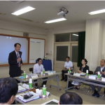 「懇談会の様子」