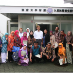 同校玄関前にて記念撮影