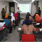 校長から同校の概略の説明を受ける訪問団