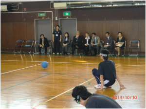 ゴールボールの試合を観戦する様子