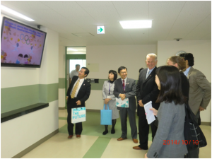 ウェルカムボード前で談笑するシュミットIOC委員