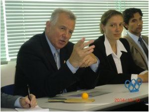 質問するシュミットIOC委員
