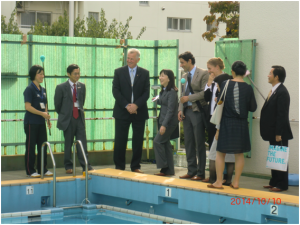 プールを視察する様子