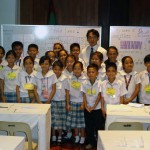 授業後、現地の児童たちと