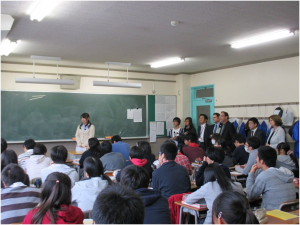 英語の授業を見学する様子