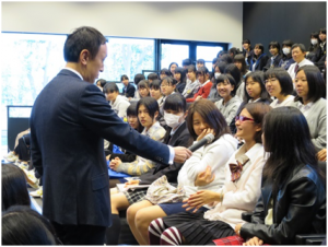 生徒に質問をする島田さん