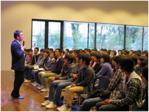 島田さんの話に聞き入る生徒たち