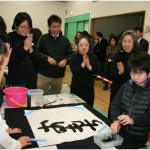 金澤さん親子に講評していただく児童たち