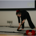 揮毫パフォーマンスをする金澤翔子さん