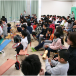幼児児童も打楽器を持って演奏に参加