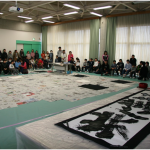 金澤さんの揮毫パフォーマンスを見守る児童たち