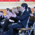 拍手を送るケネディ大使（前列中央）