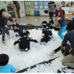素材遊び「雪みたい！」の様子