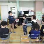 お別れ会でプレゼントを渡す様子