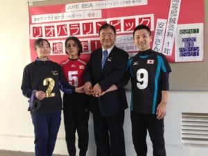 遠藤大臣と懇談するｺﾞｰﾙﾎﾞｰﾙの選手たち