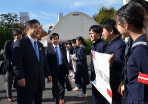 附属中学校の生徒から、各国の言葉であいさつ