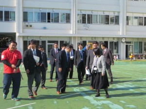 運動場施設の視察の様子