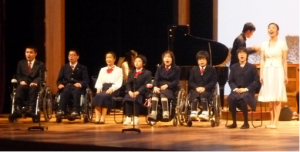 音楽劇「星がひかるとき」で合唱を披露