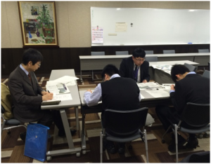 業務説明を受ける様子