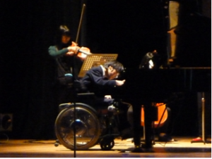 ショパン「ノクターン第２番」を演奏する生徒