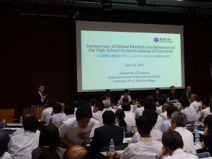 筑波大学大学院ビジネス科学研究科永井裕久教授より「国際比較調査の概要」の講演。「各国カントリーレポート報告」および「パネルディスカッション」の様子