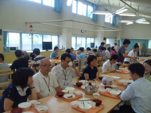 児童生徒ともに食事をする教育局職員 児童生徒ともに食事をする教育局職員