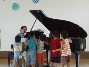  ピアノの周りで演奏を楽しむ子どもたち