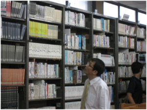 高校の図書館を見学する永田学長