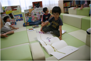 「おひさま文庫」で絵本を楽しむ児童