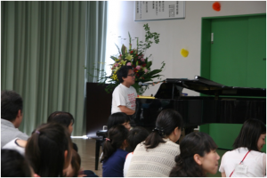 ピアノを演奏する谷川賢作氏