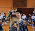 衣装をまとって踊る中学部の生徒