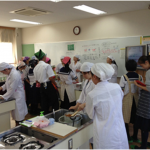トマトケチャップを作る同校の生徒