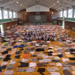 2000着以上集まった衣類を仕分ける
