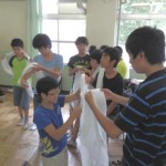 中２生による三角巾包帯法実習