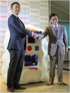 握手を交わす荒波執行役員と石隈副学長