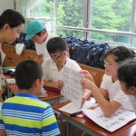 中国語で自己紹介する附属小の児童