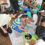 お茶をたてる北京大附属小学校の児童