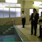 プールを視察する永田学長