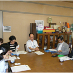 熱心に質問する榎本国際教育課長（正面）