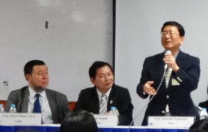 数学の協議会に臨む川崎教諭