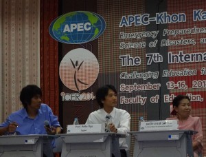 図工の協議会において討論を行う笠教諭（中央）