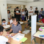 小学部で行われた個別や自立課題の授業を参観する保護者と講習受講者