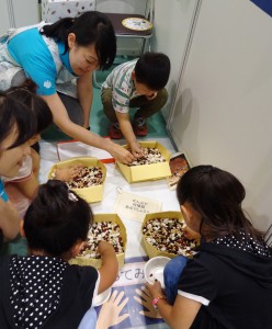 「豆は何種類あるでしょう？」クイズに挑戦する様子